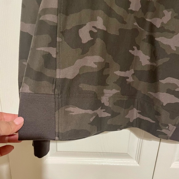 Athleta Farallon Olive Green Camo Print Ribbed Crew Neck Sweatshirt Size Medium. - Picture 6 of 8